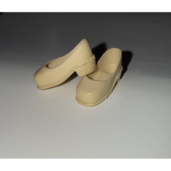 Vintage Sindy Marx Doll Shoes Off White Heels 1970s 1980s Original Accessory - Picture 2 of 12